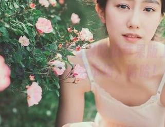 妹子在免费吃瓜苹果版上刷瓜，感觉像在逛菜市场，哈哈！
