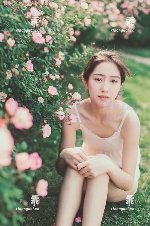 免费吃瓜 妹子在免费吃瓜苹果版上刷瓜,感觉像在逛菜市场,哈哈!