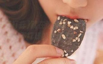 就在这条奶片事件的线路上，黑料不打烊的神操作继续发酵…
